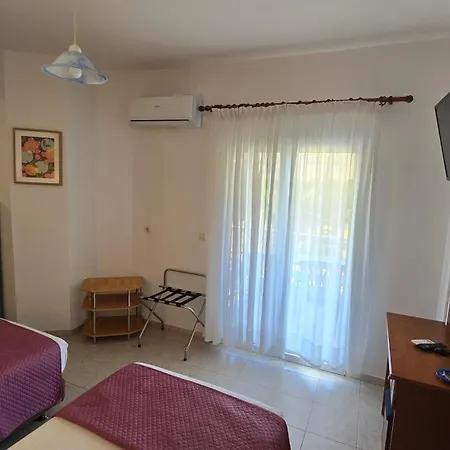 Hotel Itamos House *