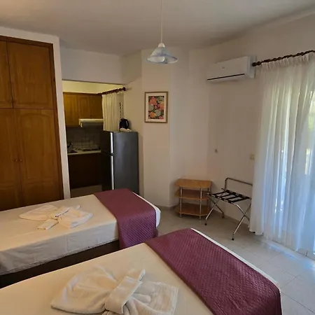 Hotel Itamos House *