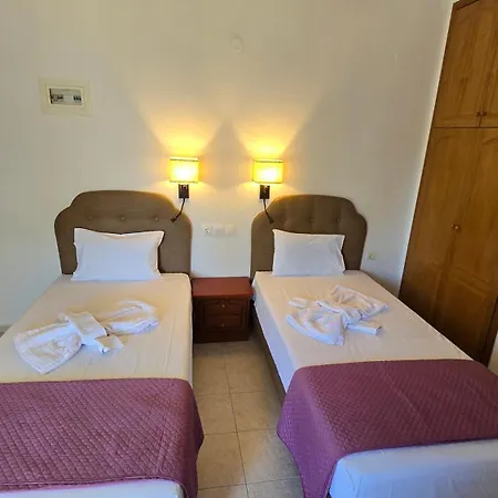 Itamos Migdanis House מלון